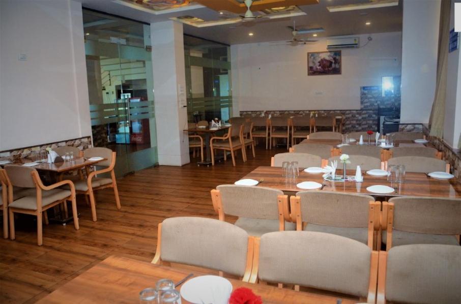 Hotel Swamiraj Indāpur Eksteriør billede
