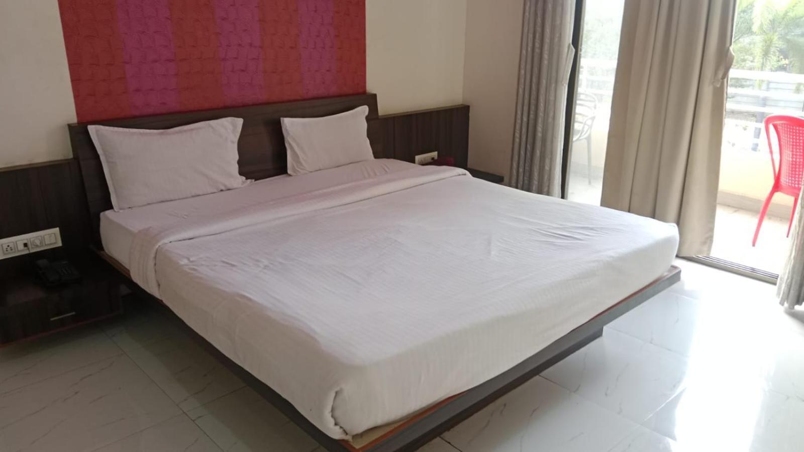 Hotel Swamiraj Indāpur Eksteriør billede
