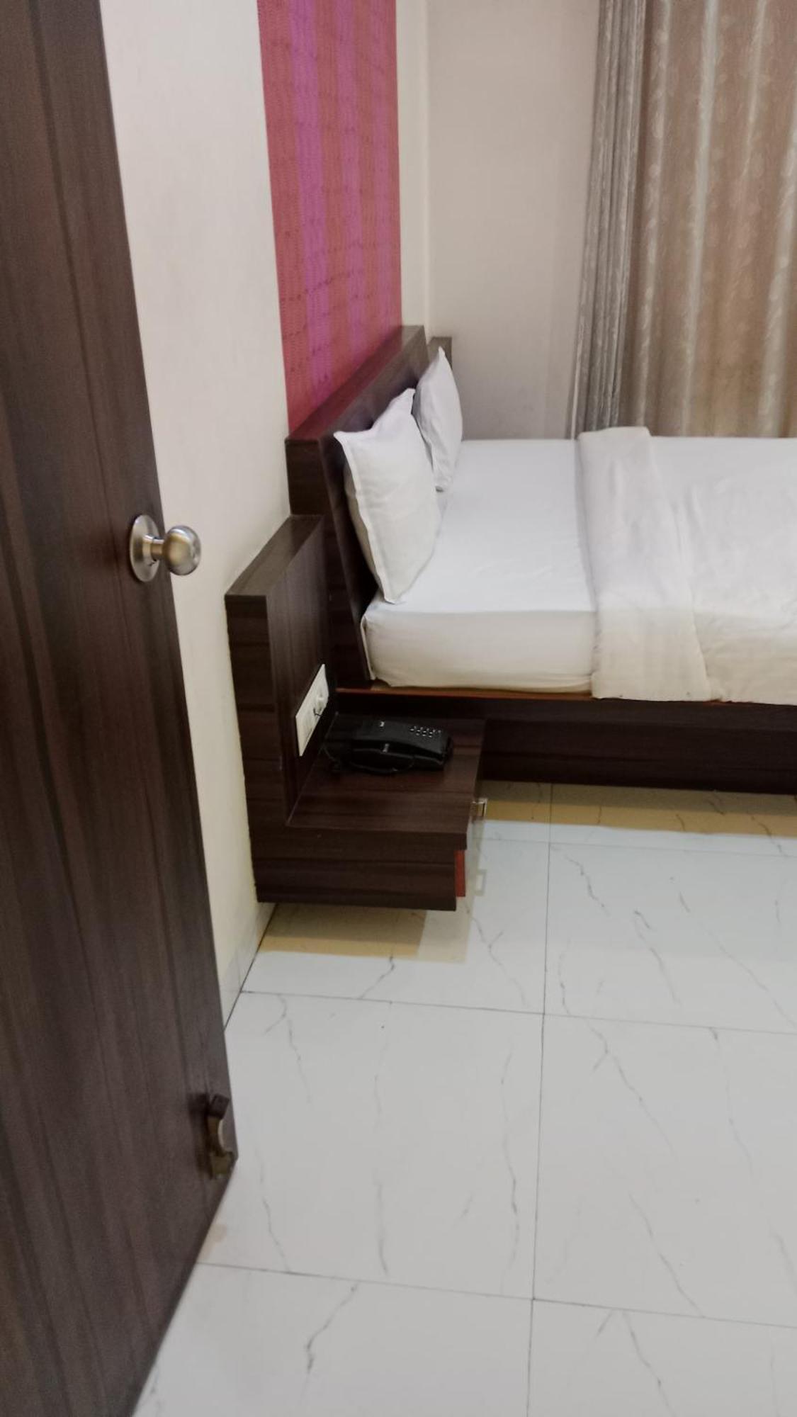 Hotel Swamiraj Indāpur Eksteriør billede
